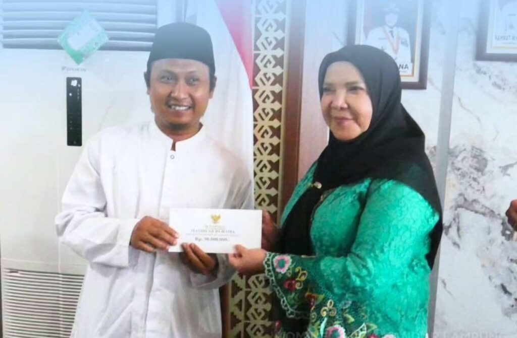 Dukung Kegiatan Keagamaan, Eva Dwiana Serahkan Hibah ke 25 Lembaga
