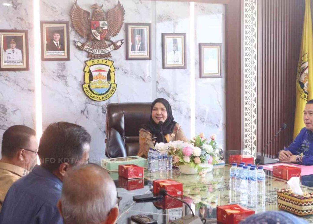 Wali Kota Cup Renang Disiapkan Jadi Event Nasional, Eva Dwiana Beri Dukungan Dukungan tersebut disampaikan Eva saat menerima audiensi jajaran panitia Kejuaraan Renang Wali Kota Cup di Ruang Rapat Wali Kota Bandar Lampung, Jumat (7/8/2026). Dalam audiensi tersebut, Eva menyambut kedatangan Yudha Alhadjid selaku Ketua Pelaksana Kejuaraan Renang Wali Kota Cup bersama jajaran panitia. Pertemuan membahas rencana pelaksanaan kejuaraan yang akan bekerja sama dengan Pemerintah Kota Bandar Lampung. Panitia juga memaparkan berbagai persiapan dan konsep penyelenggaraan, termasuk rencana menghadirkan atlet renang dari berbagai daerah di Indonesia. Eva mengatakan, Pemkot Bandar Lampung menyambut baik rencana tersebut dan siap mendukung penyelenggaraan event olahraga yang dapat membawa peserta dari berbagai daerah ke Kota Tapis Berseri. Menurutnya, Kejuaraan Renang Wali Kota Cup tidak hanya menjadi ajang kompetisi, tetapi juga dapat menjadi bagian dari upaya memperkuat pembinaan atlet dan mendorong peningkatan prestasi olahraga, khususnya cabang renang di Bandar Lampung. “Pemerintah Kota Bandar Lampung menyambut baik dan mendukung rencana Kejuaraan Renang Wali Kota Cup. Semoga kegiatan ini berjalan baik dan dapat menjadi ruang bagi para atlet untuk meningkatkan kemampuan dan prestasi,” ujar Eva. Selain mendorong pembinaan atlet, penyelenggaraan kejuaraan berskala nasional diharapkan dapat memperluas pengalaman para atlet muda sekaligus memperkenalkan Bandar Lampung sebagai salah satu daerah yang aktif menggelar kegiatan olahraga. Pemkot Bandar Lampung selanjutnya akan berkoordinasi dengan panitia terkait persiapan penyelenggaraan Kejuaraan Renang Wali Kota Cup. (*)