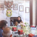 Wali Kota Cup Renang Disiapkan Jadi Event Nasional, Eva Dwiana Beri Dukungan Dukungan tersebut disampaikan Eva saat menerima audiensi jajaran panitia Kejuaraan Renang Wali Kota Cup di Ruang Rapat Wali Kota Bandar Lampung, Jumat (7/8/2026). Dalam audiensi tersebut, Eva menyambut kedatangan Yudha Alhadjid selaku Ketua Pelaksana Kejuaraan Renang Wali Kota Cup bersama jajaran panitia. Pertemuan membahas rencana pelaksanaan kejuaraan yang akan bekerja sama dengan Pemerintah Kota Bandar Lampung. Panitia juga memaparkan berbagai persiapan dan konsep penyelenggaraan, termasuk rencana menghadirkan atlet renang dari berbagai daerah di Indonesia. Eva mengatakan, Pemkot Bandar Lampung menyambut baik rencana tersebut dan siap mendukung penyelenggaraan event olahraga yang dapat membawa peserta dari berbagai daerah ke Kota Tapis Berseri. Menurutnya, Kejuaraan Renang Wali Kota Cup tidak hanya menjadi ajang kompetisi, tetapi juga dapat menjadi bagian dari upaya memperkuat pembinaan atlet dan mendorong peningkatan prestasi olahraga, khususnya cabang renang di Bandar Lampung. “Pemerintah Kota Bandar Lampung menyambut baik dan mendukung rencana Kejuaraan Renang Wali Kota Cup. Semoga kegiatan ini berjalan baik dan dapat menjadi ruang bagi para atlet untuk meningkatkan kemampuan dan prestasi,” ujar Eva. Selain mendorong pembinaan atlet, penyelenggaraan kejuaraan berskala nasional diharapkan dapat memperluas pengalaman para atlet muda sekaligus memperkenalkan Bandar Lampung sebagai salah satu daerah yang aktif menggelar kegiatan olahraga. Pemkot Bandar Lampung selanjutnya akan berkoordinasi dengan panitia terkait persiapan penyelenggaraan Kejuaraan Renang Wali Kota Cup. (*)