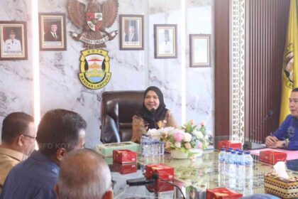 Wali Kota Cup Renang Disiapkan Jadi Event Nasional, Eva Dwiana Beri Dukungan Dukungan tersebut disampaikan Eva saat menerima audiensi jajaran panitia Kejuaraan Renang Wali Kota Cup di Ruang Rapat Wali Kota Bandar Lampung, Jumat (7/8/2026). Dalam audiensi tersebut, Eva menyambut kedatangan Yudha Alhadjid selaku Ketua Pelaksana Kejuaraan Renang Wali Kota Cup bersama jajaran panitia. Pertemuan membahas rencana pelaksanaan kejuaraan yang akan bekerja sama dengan Pemerintah Kota Bandar Lampung. Panitia juga memaparkan berbagai persiapan dan konsep penyelenggaraan, termasuk rencana menghadirkan atlet renang dari berbagai daerah di Indonesia. Eva mengatakan, Pemkot Bandar Lampung menyambut baik rencana tersebut dan siap mendukung penyelenggaraan event olahraga yang dapat membawa peserta dari berbagai daerah ke Kota Tapis Berseri. Menurutnya, Kejuaraan Renang Wali Kota Cup tidak hanya menjadi ajang kompetisi, tetapi juga dapat menjadi bagian dari upaya memperkuat pembinaan atlet dan mendorong peningkatan prestasi olahraga, khususnya cabang renang di Bandar Lampung. “Pemerintah Kota Bandar Lampung menyambut baik dan mendukung rencana Kejuaraan Renang Wali Kota Cup. Semoga kegiatan ini berjalan baik dan dapat menjadi ruang bagi para atlet untuk meningkatkan kemampuan dan prestasi,” ujar Eva. Selain mendorong pembinaan atlet, penyelenggaraan kejuaraan berskala nasional diharapkan dapat memperluas pengalaman para atlet muda sekaligus memperkenalkan Bandar Lampung sebagai salah satu daerah yang aktif menggelar kegiatan olahraga. Pemkot Bandar Lampung selanjutnya akan berkoordinasi dengan panitia terkait persiapan penyelenggaraan Kejuaraan Renang Wali Kota Cup. (*)