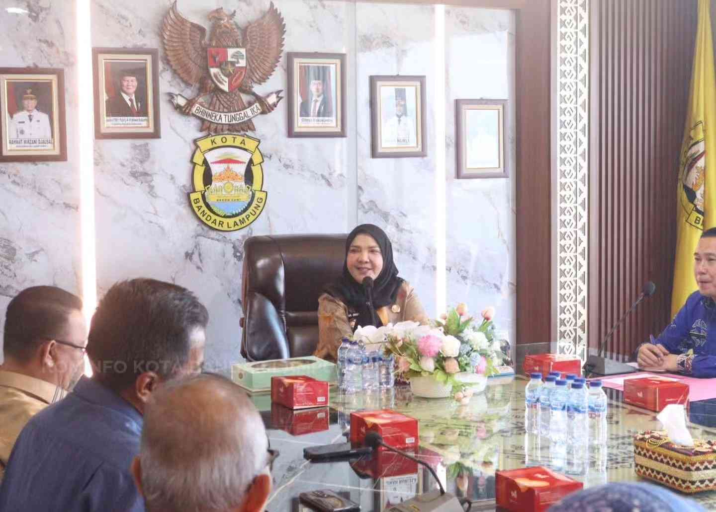 Wali Kota Cup Renang Disiapkan Jadi Event Nasional, Eva Dwiana Beri Dukungan Dukungan tersebut disampaikan Eva saat menerima audiensi jajaran panitia Kejuaraan Renang Wali Kota Cup di Ruang Rapat Wali Kota Bandar Lampung, Jumat (7/8/2026). Dalam audiensi tersebut, Eva menyambut kedatangan Yudha Alhadjid selaku Ketua Pelaksana Kejuaraan Renang Wali Kota Cup bersama jajaran panitia. Pertemuan membahas rencana pelaksanaan kejuaraan yang akan bekerja sama dengan Pemerintah Kota Bandar Lampung. Panitia juga memaparkan berbagai persiapan dan konsep penyelenggaraan, termasuk rencana menghadirkan atlet renang dari berbagai daerah di Indonesia. Eva mengatakan, Pemkot Bandar Lampung menyambut baik rencana tersebut dan siap mendukung penyelenggaraan event olahraga yang dapat membawa peserta dari berbagai daerah ke Kota Tapis Berseri. Menurutnya, Kejuaraan Renang Wali Kota Cup tidak hanya menjadi ajang kompetisi, tetapi juga dapat menjadi bagian dari upaya memperkuat pembinaan atlet dan mendorong peningkatan prestasi olahraga, khususnya cabang renang di Bandar Lampung. “Pemerintah Kota Bandar Lampung menyambut baik dan mendukung rencana Kejuaraan Renang Wali Kota Cup. Semoga kegiatan ini berjalan baik dan dapat menjadi ruang bagi para atlet untuk meningkatkan kemampuan dan prestasi,” ujar Eva. Selain mendorong pembinaan atlet, penyelenggaraan kejuaraan berskala nasional diharapkan dapat memperluas pengalaman para atlet muda sekaligus memperkenalkan Bandar Lampung sebagai salah satu daerah yang aktif menggelar kegiatan olahraga. Pemkot Bandar Lampung selanjutnya akan berkoordinasi dengan panitia terkait persiapan penyelenggaraan Kejuaraan Renang Wali Kota Cup. (*)