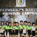 Ismet Roni Sambut Anak-anak TK Lazuardi Haura di DPRD Lampung