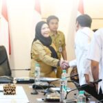 Audiensi PSEL Lampung Raya, Pemkot Bandar Lampung Dorong Pengelolaan Sampah Modern Dukungan tersebut disampaikan Wali Kota Bandar Lampung Hj. Eva Dwiana saat menghadiri audiensi dan pemaparan perkembangan PSEL Lampung Raya di Ruang Rapat Gubernur Lampung, Senin (10/8/2026). Audiensi tersebut membahas perkembangan proyek PSEL Lampung Raya dalam rangka pelaksanaan Program Strategis Nasional sebagaimana diamanatkan dalam Peraturan Presiden Nomor 109 Tahun 2025. Pertemuan diikuti unsur Pemerintah Provinsi Lampung dan pemerintah kabupaten/kota yang masuk dalam Aglomerasi PSEL Lampung Raya. Pembahasan diarahkan pada penyelarasan langkah dalam pengembangan pengelolaan sampah di wilayah Lampung. Eva Dwiana mengatakan, pengelolaan sampah membutuhkan koordinasi antarpemerintah daerah agar penanganannya dapat dilakukan secara lebih optimal. “Pemerintah Kota Bandar Lampung mendukung upaya bersama dalam mewujudkan sistem pengelolaan sampah yang lebih modern dan berkelanjutan,” ujar Eva. Menurutnya, kolaborasi antara pemerintah provinsi dan pemerintah kabupaten/kota diperlukan untuk menghadirkan pengelolaan sampah yang tidak hanya efektif dalam menangani persoalan lingkungan, tetapi juga memberikan manfaat bagi masyarakat. Melalui pengembangan PSEL Lampung Raya, sampah diharapkan dapat dikelola secara lebih komprehensif sekaligus dimanfaatkan sebagai sumber energi. Pemkot Bandar Lampung berkomitmen mendukung pengembangan program tersebut sebagai bagian dari upaya menciptakan lingkungan yang bersih dan sehat serta mendorong pengelolaan sampah yang berkelanjutan. Audiensi tersebut juga menjadi forum koordinasi antara pemerintah provinsi dan pemerintah kabupaten/kota untuk menyelaraskan langkah dalam mendukung pengembangan PSEL Lampung Raya. ()