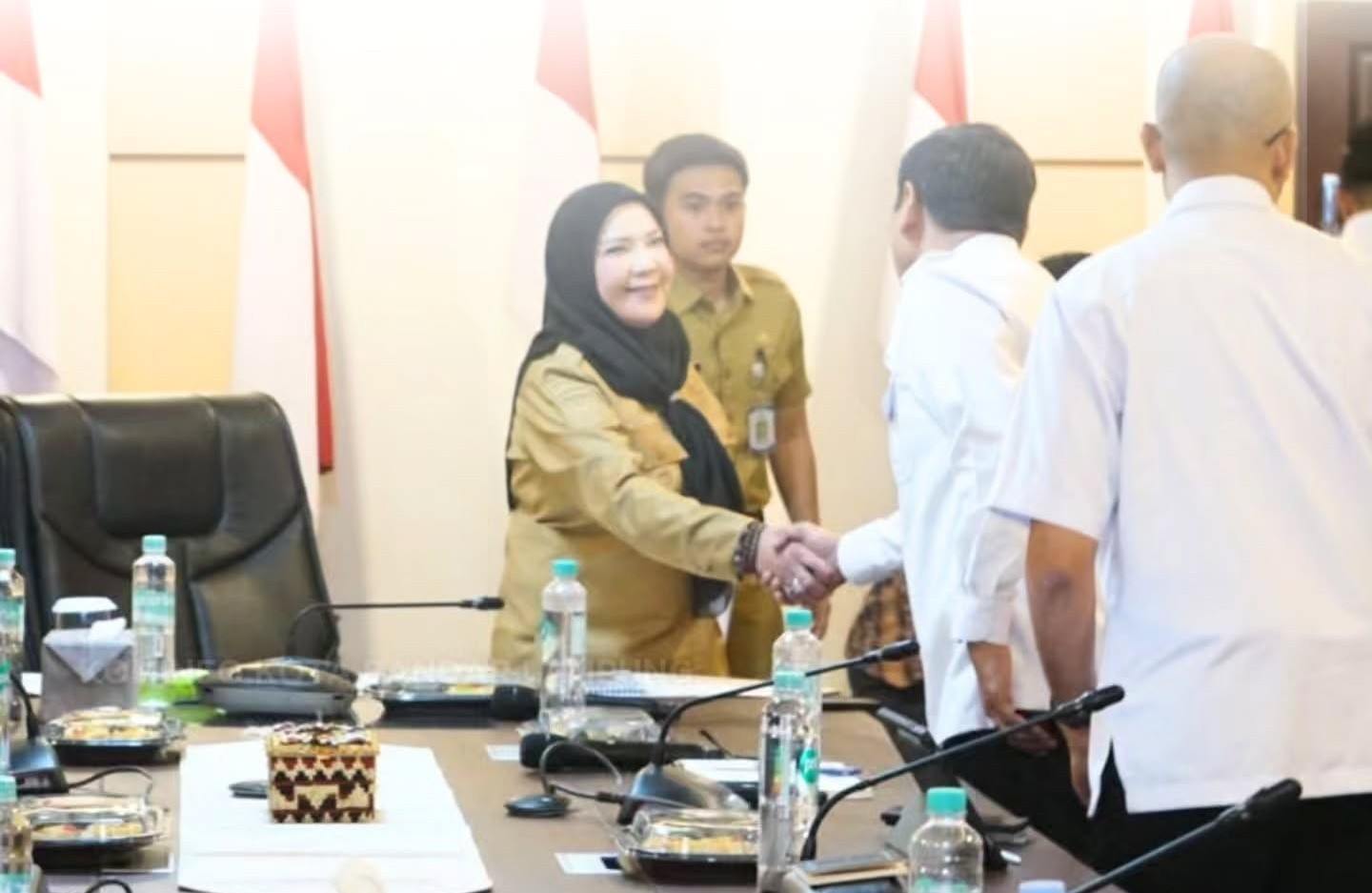 Audiensi PSEL Lampung Raya, Pemkot Bandar Lampung Dorong Pengelolaan Sampah Modern Dukungan tersebut disampaikan Wali Kota Bandar Lampung Hj. Eva Dwiana saat menghadiri audiensi dan pemaparan perkembangan PSEL Lampung Raya di Ruang Rapat Gubernur Lampung, Senin (10/8/2026). Audiensi tersebut membahas perkembangan proyek PSEL Lampung Raya dalam rangka pelaksanaan Program Strategis Nasional sebagaimana diamanatkan dalam Peraturan Presiden Nomor 109 Tahun 2025. Pertemuan diikuti unsur Pemerintah Provinsi Lampung dan pemerintah kabupaten/kota yang masuk dalam Aglomerasi PSEL Lampung Raya. Pembahasan diarahkan pada penyelarasan langkah dalam pengembangan pengelolaan sampah di wilayah Lampung. Eva Dwiana mengatakan, pengelolaan sampah membutuhkan koordinasi antarpemerintah daerah agar penanganannya dapat dilakukan secara lebih optimal. “Pemerintah Kota Bandar Lampung mendukung upaya bersama dalam mewujudkan sistem pengelolaan sampah yang lebih modern dan berkelanjutan,” ujar Eva. Menurutnya, kolaborasi antara pemerintah provinsi dan pemerintah kabupaten/kota diperlukan untuk menghadirkan pengelolaan sampah yang tidak hanya efektif dalam menangani persoalan lingkungan, tetapi juga memberikan manfaat bagi masyarakat. Melalui pengembangan PSEL Lampung Raya, sampah diharapkan dapat dikelola secara lebih komprehensif sekaligus dimanfaatkan sebagai sumber energi. Pemkot Bandar Lampung berkomitmen mendukung pengembangan program tersebut sebagai bagian dari upaya menciptakan lingkungan yang bersih dan sehat serta mendorong pengelolaan sampah yang berkelanjutan. Audiensi tersebut juga menjadi forum koordinasi antara pemerintah provinsi dan pemerintah kabupaten/kota untuk menyelaraskan langkah dalam mendukung pengembangan PSEL Lampung Raya. ()
