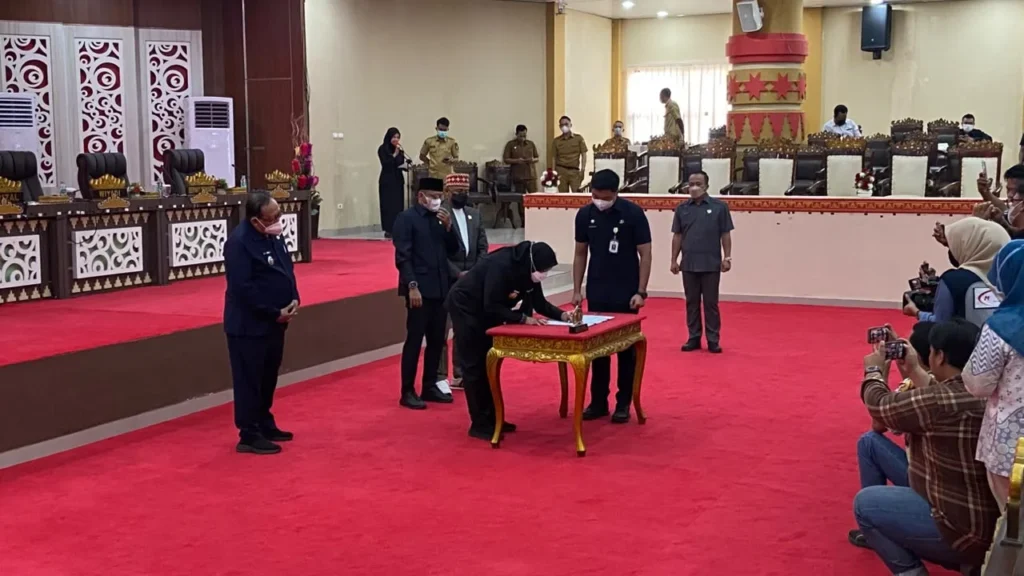 Fokus Infrastruktur Perkotaan, Raperda APBD Perubahan Bandar Lampung Resmi DisetujuiFokus Infrastruktur Perkotaan, Raperda APBD Perubahan Bandar Lampung Resmi Disetujui BANDAR LAMPUNG – Pemerintah Kota (Pemkot) bersama DPRD Kota Bandar Lampung resmi menyepakati Rancangan Peraturan Daerah (Raperda) tentang Perubahan Anggaran Pendapatan dan Belanja Daerah (APBD) Tahun Anggaran 2026. Persetujuan bersama yang disahkan dalam Rapat Paripurna Pembicaraan Tingkat II di Ruang Sidang Paripurna DPRD ini akan menitikberatkan alokasi anggaran pada sektor pembenahan infrastruktur perkotaan, Senin (7/9/2026). Dengan total belanja daerah yang kini sah ditetapkan menembus angka Rp3,06 triliun, sektor infrastruktur menjadi prioritas utama guna mempercepat penataan wajah kota. Mengingat sisa waktu tahun anggaran yang efektif menyisakan sekitar tiga bulan lagi, Pemkot Bandar Lampung berkomitmen memacu realisasi pengerjaan fisik di lapangan agar manfaatnya dapat langsung dirasakan oleh masyarakat. Wali Kota Bandar Lampung, Eva Dwiana, menyampaikan apresiasi setinggi-tingginya kepada pimpinan dan seluruh anggota dewan atas rampungnya pembahasan instrumen keuangan ini. Ia memastikan bahwa program-program infrastruktur yang dianggarkan merupakan hasil sinkronisasi dari masukan strategis Badan Anggaran (Banggar) DPRD. "Kegiatan dan program yang telah dianggarkan ini adalah skala prioritas, terutama untuk pembenahan fasilitas publik di perkotaan. Kami menekankan agar pelaksanaannya nanti mengutamakan prinsip efisiensi dan efektivitas sesuai dengan regulasi pengelolaan keuangan yang berlaku," ujar Eva Dwiana. Eva menegaskan bahwa Pemkot Bandar Lampung berkomitmen penuh menjaga transparansi agar setiap serapan anggaran perubahan ini tepat sasaran. Target utamanya adalah memberikan dampak instan pada peningkatan kualitas pelayanan publik serta mendongkrak kesejahteraan dan kenyamanan mobilitas warga kota. Rapat paripurna krusial ini dipimpin langsung oleh Wakil Ketua II DPRD Kota Bandar Lampung, Afrizal. Agenda ini juga dihadiri oleh jajaran Forkopimda, Sekretaris Daerah, para Asisten, Kepala OPD, serta pejabat teras di lingkungan Pemerintah Kota Bandar Lampung. Naskah Anda kini telah siap untuk dipublikasikan dengan fokus kebijakan publik. Jika diperlukan, langkah apa yang ingin kita siapkan berikutnya? Menyusun poin-poin penting (bullet points) untuk bahan infografis media sosial? Mengubah formatnya menjadi teks berita pendek (breaking news) untuk media daring? Membuat lembar catatan (fact sheet) anggaran untuk keperluan internal? Berikut adalah naskah yang telah disesuaikan agar alur narasi dan penekanannya langsung menyoroti fokus kebijakan pembangunan infrastruktur sesuai dengan judul pilihan Anda. Fokus Infrastruktur Perkotaan, Raperda APBD Perubahan Bandar Lampung Resmi Disetujui BANDAR LAMPUNG – Pemerintah Kota (Pemkot) bersama DPRD Kota Bandar Lampung resmi menyepakati Rancangan Peraturan Daerah (Raperda) tentang Perubahan Anggaran Pendapatan dan Belanja Daerah (APBD) Tahun Anggaran 2026. Persetujuan bersama yang disahkan dalam Rapat Paripurna Pembicaraan Tingkat II di Ruang Sidang Paripurna DPRD ini akan menitikberatkan alokasi anggaran pada sektor pembenahan infrastruktur perkotaan, Senin (7/9/2026). Dengan total belanja daerah yang kini sah ditetapkan menembus angka Rp3,06 triliun, sektor infrastruktur menjadi prioritas utama guna mempercepat penataan wajah kota. Mengingat sisa waktu tahun anggaran yang efektif menyisakan sekitar tiga bulan lagi, Pemkot Bandar Lampung berkomitmen memacu realisasi pengerjaan fisik di lapangan agar manfaatnya dapat langsung dirasakan oleh masyarakat. Wali Kota Bandar Lampung, Eva Dwiana, menyampaikan apresiasi setinggi-tingginya kepada pimpinan dan seluruh anggota dewan atas rampungnya pembahasan instrumen keuangan ini. Ia memastikan bahwa program-program infrastruktur yang dianggarkan merupakan hasil sinkronisasi dari masukan strategis Badan Anggaran (Banggar) DPRD. "Kegiatan dan program yang telah dianggarkan ini adalah skala prioritas, terutama untuk pembenahan fasilitas publik di perkotaan. Kami menekankan agar pelaksanaannya nanti mengutamakan prinsip efisiensi dan efektivitas sesuai dengan regulasi pengelolaan keuangan yang berlaku," ujar Eva Dwiana. Eva menegaskan bahwa Pemkot Bandar Lampung berkomitmen penuh menjaga transparansi agar setiap serapan anggaran perubahan ini tepat sasaran. Target utamanya adalah memberikan dampak instan pada peningkatan kualitas pelayanan publik serta mendongkrak kesejahteraan dan kenyamanan mobilitas warga kota. Rapat paripurna krusial ini dipimpin langsung oleh Wakil Ketua II DPRD Kota Bandar Lampung, Afrizal. Agenda ini juga dihadiri oleh jajaran Forkopimda, Sekretaris Daerah, para Asisten, Kepala OPD, serta pejabat teras di lingkungan Pemerintah Kota Bandar Lampung. Naskah Anda kini telah siap untuk dipublikasikan dengan fokus kebijakan publik. Jika diperlukan, langkah apa yang ingin kita siapkan berikutnya? Menyusun poin-poin penting (bullet points) untuk bahan infografis media sosial? Mengubah formatnya menjadi teks berita pendek (breaking news) untuk media daring? Membuat lembar catatan (fact sheet) anggaran untuk keperluan internal?