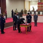 Fokus Infrastruktur Perkotaan, Raperda APBD Perubahan Bandar Lampung Resmi DisetujuiFokus Infrastruktur Perkotaan, Raperda APBD Perubahan Bandar Lampung Resmi Disetujui BANDAR LAMPUNG – Pemerintah Kota (Pemkot) bersama DPRD Kota Bandar Lampung resmi menyepakati Rancangan Peraturan Daerah (Raperda) tentang Perubahan Anggaran Pendapatan dan Belanja Daerah (APBD) Tahun Anggaran 2026. Persetujuan bersama yang disahkan dalam Rapat Paripurna Pembicaraan Tingkat II di Ruang Sidang Paripurna DPRD ini akan menitikberatkan alokasi anggaran pada sektor pembenahan infrastruktur perkotaan, Senin (7/9/2026). Dengan total belanja daerah yang kini sah ditetapkan menembus angka Rp3,06 triliun, sektor infrastruktur menjadi prioritas utama guna mempercepat penataan wajah kota. Mengingat sisa waktu tahun anggaran yang efektif menyisakan sekitar tiga bulan lagi, Pemkot Bandar Lampung berkomitmen memacu realisasi pengerjaan fisik di lapangan agar manfaatnya dapat langsung dirasakan oleh masyarakat. Wali Kota Bandar Lampung, Eva Dwiana, menyampaikan apresiasi setinggi-tingginya kepada pimpinan dan seluruh anggota dewan atas rampungnya pembahasan instrumen keuangan ini. Ia memastikan bahwa program-program infrastruktur yang dianggarkan merupakan hasil sinkronisasi dari masukan strategis Badan Anggaran (Banggar) DPRD. "Kegiatan dan program yang telah dianggarkan ini adalah skala prioritas, terutama untuk pembenahan fasilitas publik di perkotaan. Kami menekankan agar pelaksanaannya nanti mengutamakan prinsip efisiensi dan efektivitas sesuai dengan regulasi pengelolaan keuangan yang berlaku," ujar Eva Dwiana. Eva menegaskan bahwa Pemkot Bandar Lampung berkomitmen penuh menjaga transparansi agar setiap serapan anggaran perubahan ini tepat sasaran. Target utamanya adalah memberikan dampak instan pada peningkatan kualitas pelayanan publik serta mendongkrak kesejahteraan dan kenyamanan mobilitas warga kota. Rapat paripurna krusial ini dipimpin langsung oleh Wakil Ketua II DPRD Kota Bandar Lampung, Afrizal. Agenda ini juga dihadiri oleh jajaran Forkopimda, Sekretaris Daerah, para Asisten, Kepala OPD, serta pejabat teras di lingkungan Pemerintah Kota Bandar Lampung. Naskah Anda kini telah siap untuk dipublikasikan dengan fokus kebijakan publik. Jika diperlukan, langkah apa yang ingin kita siapkan berikutnya? Menyusun poin-poin penting (bullet points) untuk bahan infografis media sosial? Mengubah formatnya menjadi teks berita pendek (breaking news) untuk media daring? Membuat lembar catatan (fact sheet) anggaran untuk keperluan internal? Berikut adalah naskah yang telah disesuaikan agar alur narasi dan penekanannya langsung menyoroti fokus kebijakan pembangunan infrastruktur sesuai dengan judul pilihan Anda. Fokus Infrastruktur Perkotaan, Raperda APBD Perubahan Bandar Lampung Resmi Disetujui BANDAR LAMPUNG – Pemerintah Kota (Pemkot) bersama DPRD Kota Bandar Lampung resmi menyepakati Rancangan Peraturan Daerah (Raperda) tentang Perubahan Anggaran Pendapatan dan Belanja Daerah (APBD) Tahun Anggaran 2026. Persetujuan bersama yang disahkan dalam Rapat Paripurna Pembicaraan Tingkat II di Ruang Sidang Paripurna DPRD ini akan menitikberatkan alokasi anggaran pada sektor pembenahan infrastruktur perkotaan, Senin (7/9/2026). Dengan total belanja daerah yang kini sah ditetapkan menembus angka Rp3,06 triliun, sektor infrastruktur menjadi prioritas utama guna mempercepat penataan wajah kota. Mengingat sisa waktu tahun anggaran yang efektif menyisakan sekitar tiga bulan lagi, Pemkot Bandar Lampung berkomitmen memacu realisasi pengerjaan fisik di lapangan agar manfaatnya dapat langsung dirasakan oleh masyarakat. Wali Kota Bandar Lampung, Eva Dwiana, menyampaikan apresiasi setinggi-tingginya kepada pimpinan dan seluruh anggota dewan atas rampungnya pembahasan instrumen keuangan ini. Ia memastikan bahwa program-program infrastruktur yang dianggarkan merupakan hasil sinkronisasi dari masukan strategis Badan Anggaran (Banggar) DPRD. "Kegiatan dan program yang telah dianggarkan ini adalah skala prioritas, terutama untuk pembenahan fasilitas publik di perkotaan. Kami menekankan agar pelaksanaannya nanti mengutamakan prinsip efisiensi dan efektivitas sesuai dengan regulasi pengelolaan keuangan yang berlaku," ujar Eva Dwiana. Eva menegaskan bahwa Pemkot Bandar Lampung berkomitmen penuh menjaga transparansi agar setiap serapan anggaran perubahan ini tepat sasaran. Target utamanya adalah memberikan dampak instan pada peningkatan kualitas pelayanan publik serta mendongkrak kesejahteraan dan kenyamanan mobilitas warga kota. Rapat paripurna krusial ini dipimpin langsung oleh Wakil Ketua II DPRD Kota Bandar Lampung, Afrizal. Agenda ini juga dihadiri oleh jajaran Forkopimda, Sekretaris Daerah, para Asisten, Kepala OPD, serta pejabat teras di lingkungan Pemerintah Kota Bandar Lampung. Naskah Anda kini telah siap untuk dipublikasikan dengan fokus kebijakan publik. Jika diperlukan, langkah apa yang ingin kita siapkan berikutnya? Menyusun poin-poin penting (bullet points) untuk bahan infografis media sosial? Mengubah formatnya menjadi teks berita pendek (breaking news) untuk media daring? Membuat lembar catatan (fact sheet) anggaran untuk keperluan internal?