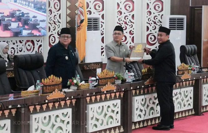 Ranperda APBD Bandar Lampung Dibahas, Deddy Sampaikan Jawaban Wali Kota Jawaban Wali Kota Bandar Lampung disampaikan Wakil Wali Kota Deddy Amarullah dalam Sidang Paripurna Pembicaraan Tingkat I DPRD Kota Bandar Lampung di Ruang Sidang Paripurna DPRD, Kamis (17/9/2026). Dalam paripurna tersebut, Deddy menyampaikan tanggapan pemerintah kota terhadap sejumlah masukan, saran dan pertanyaan yang sebelumnya disampaikan fraksi-fraksi DPRD terkait Ranperda APBD. Penyampaian jawaban tersebut menjadi bagian dari rangkaian pembahasan rancangan anggaran daerah sebelum memasuki tahapan berikutnya. Pemkot Bandar Lampung menyatakan berbagai pandangan yang disampaikan fraksi DPRD menjadi bahan dalam penyempurnaan rancangan kebijakan anggaran. Pembahasan mencakup arah program pembangunan dan kebutuhan pelayanan masyarakat yang akan dituangkan dalam APBD. Pemerintah kota juga menegaskan pembahasan anggaran dilakukan dengan mengedepankan transparansi dan akuntabilitas. Sidang paripurna dihadiri pimpinan dan anggota DPRD Kota Bandar Lampung serta jajaran organisasi perangkat daerah (OPD) di lingkungan Pemerintah Kota Bandar Lampung. Setelah jawaban pemerintah daerah disampaikan, pembahasan Ranperda APBD akan dilanjutkan melalui tahapan yang telah ditetapkan hingga nantinya menjadi APBD Kota Bandar Lampung.