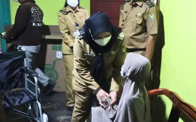 Bantu Mobilitas Warga, Pemkot Bandar Lampung Salurkan Alat Kesehatan