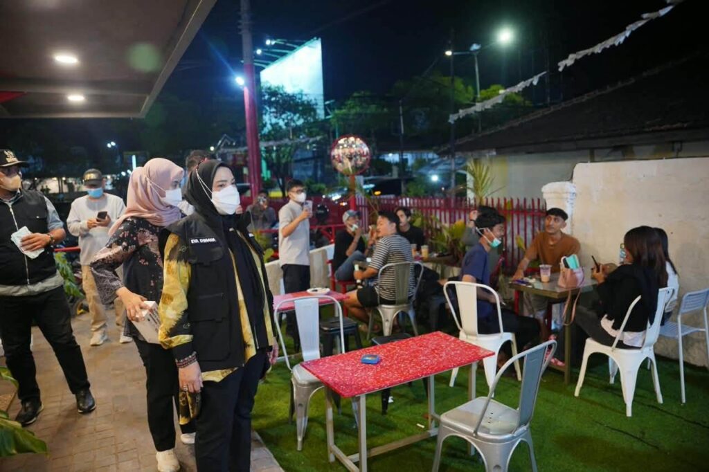 Abu Vulkanik Anak Krakatau Menyebar, Eva Dwiana Turun Bagikan Masker