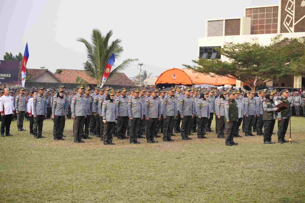 **SUARAREPUBLIK, Bandar Lampung —** Pemerintah Kota Bandar Lampung menyambut pelaksanaan Kemah Bhakti Satya Linmas yang digelar di Kota Bandar Lampung dan diikuti ribuan Satuan Perlindungan Masyarakat (Satlinmas) dari 20 kecamatan. Kegiatan tersebut dirangkai dengan pengukuhan DPC ASLINMAS Kota Bandar Lampung, DPC ASLINMAS se-Provinsi Lampung, serta DPC ABPEDNAS Kota Bandar Lampung. Wali Kota Bandar Lampung Eva Dwiana menyampaikan apresiasi atas kepercayaan yang diberikan kepada Kota Bandar Lampung sebagai tuan rumah kegiatan tersebut. “Terima kasih kepada seluruh pihak yang sudah memberikan kami kesempatan menjadi tuan rumah. Kami berharap semua yang hadir di sini bisa bekerja dengan baik,” ujar Eva. Menurut Eva, pelaksanaan kegiatan tersebut tidak hanya menjadi agenda organisasi, tetapi juga ruang untuk memperkuat kerja bersama di tengah masyarakat. Ia berharap semangat kebersamaan yang terbangun dalam kegiatan tersebut dapat meluas ke seluruh kabupaten dan kota di Provinsi Lampung. “Kita berharap semuanya bukan hanya di Bandar Lampung. Semua kabupaten dan kota se-Provinsi Lampung bisa lebih baik lagi. Mari kita bersama-sama bekerja dan memberikan yang terbaik,” katanya. Dalam kegiatan itu, Eva Dwiana juga dikukuhkan sebagai Ketua DPC ASLINMAS Kota Bandar Lampung oleh Gubernur Lampung yang juga menjabat Ketua DPW ASLINMAS Provinsi Lampung. Kemah Bhakti Satya Linmas turut dihadiri Utusan Khusus Presiden Bidang Pembinaan Generasi Muda dan Pekerja Seni Raffi Ahmad, Gubernur Lampung, Danrem, jajaran Forkopimda, TNI/Polri, Kejaksaan, Satpol PP, Satlinmas, Hansip, serta unsur masyarakat sipil. Kegiatan tersebut kemudian dibuka secara resmi sebagai rangkaian pertemuan yang mempertemukan unsur pemerintah, aparat keamanan, organisasi kemasyarakatan, dan masyarakat sipil dalam satu agenda di Kota Bandar Lampung.