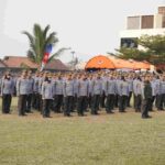 **SUARAREPUBLIK, Bandar Lampung —** Pemerintah Kota Bandar Lampung menyambut pelaksanaan Kemah Bhakti Satya Linmas yang digelar di Kota Bandar Lampung dan diikuti ribuan Satuan Perlindungan Masyarakat (Satlinmas) dari 20 kecamatan. Kegiatan tersebut dirangkai dengan pengukuhan DPC ASLINMAS Kota Bandar Lampung, DPC ASLINMAS se-Provinsi Lampung, serta DPC ABPEDNAS Kota Bandar Lampung. Wali Kota Bandar Lampung Eva Dwiana menyampaikan apresiasi atas kepercayaan yang diberikan kepada Kota Bandar Lampung sebagai tuan rumah kegiatan tersebut. “Terima kasih kepada seluruh pihak yang sudah memberikan kami kesempatan menjadi tuan rumah. Kami berharap semua yang hadir di sini bisa bekerja dengan baik,” ujar Eva. Menurut Eva, pelaksanaan kegiatan tersebut tidak hanya menjadi agenda organisasi, tetapi juga ruang untuk memperkuat kerja bersama di tengah masyarakat. Ia berharap semangat kebersamaan yang terbangun dalam kegiatan tersebut dapat meluas ke seluruh kabupaten dan kota di Provinsi Lampung. “Kita berharap semuanya bukan hanya di Bandar Lampung. Semua kabupaten dan kota se-Provinsi Lampung bisa lebih baik lagi. Mari kita bersama-sama bekerja dan memberikan yang terbaik,” katanya. Dalam kegiatan itu, Eva Dwiana juga dikukuhkan sebagai Ketua DPC ASLINMAS Kota Bandar Lampung oleh Gubernur Lampung yang juga menjabat Ketua DPW ASLINMAS Provinsi Lampung. Kemah Bhakti Satya Linmas turut dihadiri Utusan Khusus Presiden Bidang Pembinaan Generasi Muda dan Pekerja Seni Raffi Ahmad, Gubernur Lampung, Danrem, jajaran Forkopimda, TNI/Polri, Kejaksaan, Satpol PP, Satlinmas, Hansip, serta unsur masyarakat sipil. Kegiatan tersebut kemudian dibuka secara resmi sebagai rangkaian pertemuan yang mempertemukan unsur pemerintah, aparat keamanan, organisasi kemasyarakatan, dan masyarakat sipil dalam satu agenda di Kota Bandar Lampung.