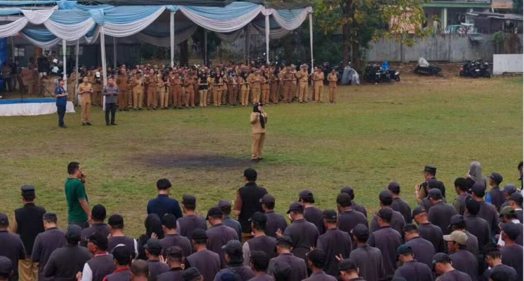 Seragam Baru untuk Linmas, Walikota Bandar Lampung Tekankan Peran Jaga Lingkungan