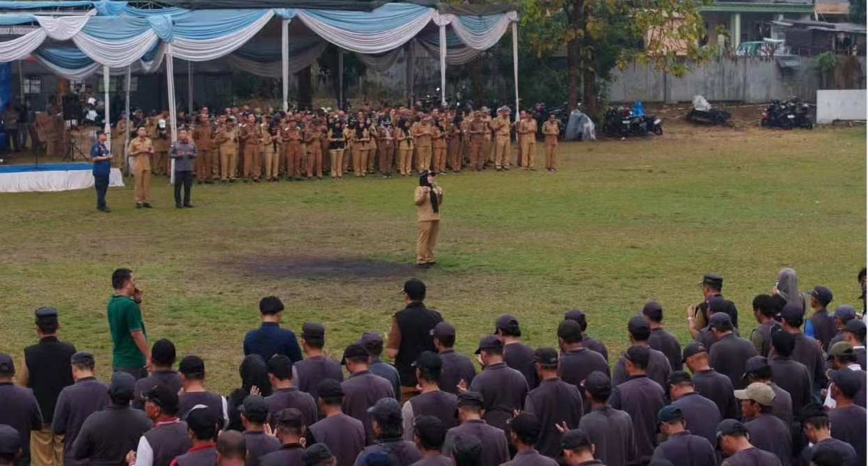 Seragam Baru untuk Linmas, Walikota Bandar Lampung Tekankan Peran Jaga Lingkungan