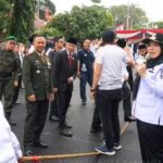 Lomba Tradisional Warnai HUT RI, Bunda Eva: Kebersamaan yang Harus Dijaga Kegiatan berlangsung dalam suasana penuh keakraban. Jajaran Forum Koordinasi Pimpinan Daerah (Forkopimda), kepala Organisasi Perangkat Daerah (OPD) hingga para Kepala Bagian (Kabag) tidak sekadar menyaksikan, tetapi ikut turun langsung memeriahkan perlombaan. Wali Kota Bandar Lampung Eva Dwiana mengatakan, perlombaan tersebut memang sederhana. Namun, menurutnya, nilai yang dibawa jauh lebih besar karena menjadi ruang untuk mempererat hubungan dan kekompakan antarpihak. “Kita ada berapa lomba ya, tarik tambang, bakiak, ada kelereng juga, ada makan kerupuk. Nah, lomba-lomba ini sederhana tapi manfaatnya, kebersamaannya luar biasa. Tadi Bunda bersama Forkopimda, OPD-OPD, Kabag, semuanya bersama kita berkolaborasi,” ujar Eva. Bagi Eva, menang atau kalah dalam perlombaan bukan perkara utama. Yang lebih penting adalah kebersamaan yang terbangun ketika seluruh jajaran berada dalam satu ruang tanpa sekat formalitas. “Harapan Bunda Eva dengan adanya lomba-lomba seperti ini, kalah menang itu sudah biasa, tapi kebersamaan, kekompakan ini yang perlu kita jaga,” tegasnya. Sementara itu, Wakil Wali Kota Bandar Lampung H. Deddy Amarullah mengatakan, semangat kebersamaan dalam peringatan kemerdekaan juga perlu diteruskan dalam kerja pemerintahan dan pembangunan. “Tadi disampaikan oleh Bunda, bahwa ya Dirgahayu Kemerdekaan RI ini kan maknanya supaya kita membangkitkan semangat lagi, mengingat kita sepakat pada saat penggagas kemerdekaan dulu kan,” kata Deddy. Menurut Deddy, para pengisi kemerdekaan saat ini memiliki tanggung jawab untuk melanjutkan cita-cita tersebut melalui inovasi dan kerja nyata. “Kita dituntut sebagai pengisi kemerdekaan ini supaya kita punya inovasi dalam rangka untuk pembangunan bangsa. Yang penting kita jaga negara kita untuk tetap maju,” pungkasnya. Lomba boleh selesai ketika peluit dibunyikan. Namun, pesan yang ingin dijaga Eva lebih panjang dari sekadar hasil pertandingan: kebersamaan dan kekompakan menjadi modal penting untuk menjalankan roda pemerintahan.