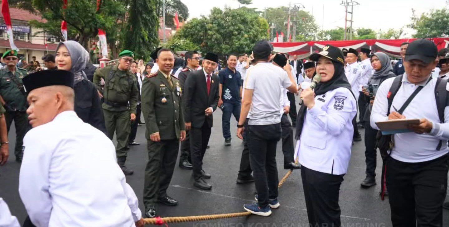 Lomba Tradisional Warnai HUT RI, Bunda Eva: Kebersamaan yang Harus Dijaga Kegiatan berlangsung dalam suasana penuh keakraban. Jajaran Forum Koordinasi Pimpinan Daerah (Forkopimda), kepala Organisasi Perangkat Daerah (OPD) hingga para Kepala Bagian (Kabag) tidak sekadar menyaksikan, tetapi ikut turun langsung memeriahkan perlombaan. Wali Kota Bandar Lampung Eva Dwiana mengatakan, perlombaan tersebut memang sederhana. Namun, menurutnya, nilai yang dibawa jauh lebih besar karena menjadi ruang untuk mempererat hubungan dan kekompakan antarpihak. “Kita ada berapa lomba ya, tarik tambang, bakiak, ada kelereng juga, ada makan kerupuk. Nah, lomba-lomba ini sederhana tapi manfaatnya, kebersamaannya luar biasa. Tadi Bunda bersama Forkopimda, OPD-OPD, Kabag, semuanya bersama kita berkolaborasi,” ujar Eva. Bagi Eva, menang atau kalah dalam perlombaan bukan perkara utama. Yang lebih penting adalah kebersamaan yang terbangun ketika seluruh jajaran berada dalam satu ruang tanpa sekat formalitas. “Harapan Bunda Eva dengan adanya lomba-lomba seperti ini, kalah menang itu sudah biasa, tapi kebersamaan, kekompakan ini yang perlu kita jaga,” tegasnya. Sementara itu, Wakil Wali Kota Bandar Lampung H. Deddy Amarullah mengatakan, semangat kebersamaan dalam peringatan kemerdekaan juga perlu diteruskan dalam kerja pemerintahan dan pembangunan. “Tadi disampaikan oleh Bunda, bahwa ya Dirgahayu Kemerdekaan RI ini kan maknanya supaya kita membangkitkan semangat lagi, mengingat kita sepakat pada saat penggagas kemerdekaan dulu kan,” kata Deddy. Menurut Deddy, para pengisi kemerdekaan saat ini memiliki tanggung jawab untuk melanjutkan cita-cita tersebut melalui inovasi dan kerja nyata. “Kita dituntut sebagai pengisi kemerdekaan ini supaya kita punya inovasi dalam rangka untuk pembangunan bangsa. Yang penting kita jaga negara kita untuk tetap maju,” pungkasnya. Lomba boleh selesai ketika peluit dibunyikan. Namun, pesan yang ingin dijaga Eva lebih panjang dari sekadar hasil pertandingan: kebersamaan dan kekompakan menjadi modal penting untuk menjalankan roda pemerintahan.