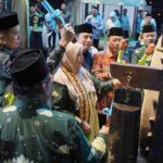 Eva Dwiana: MTQ Bukan Sekadar Lomba, Akhlak Harus Jadi Landasan Hal itu disampaikan Eva saat pembukaan MTQ ke-55 Kota Bandar Lampung, Sabtu (26/9/2026). Menurutnya, kemampuan membaca dan memahami Al-Qur’an harus diikuti dengan perilaku yang mencerminkan nilai-nilai agama dalam kehidupan sehari-hari. “Yang paling penting itu akhlak. Kita ingin anak-anak kita mempunyai akhlak yang baik, bisa saling menghormati di mana pun mereka berada,” ujar Eva. Eva mengatakan, nilai akhlak tidak cukup hanya ditunjukkan ketika peserta mengikuti MTQ. Nilai tersebut harus terlihat dalam keseharian, termasuk ketika anak belajar, berkomunikasi dengan teman maupun guru di sekolah, serta saat berinteraksi di lingkungan masyarakat. “Jadi bukan hanya saat mereka mengikuti MTQ, tetapi bagaimana nilai-nilai agama itu bisa menjadi landasan mereka dalam kehidupan sehari-hari, baik saat belajar, berkomunikasi di sekolah maupun saat bermain,” katanya. MTQ ke-55 Kota Bandar Lampung tahun ini mengangkat tema **“Dengan Semangat MTQ Kita Wujudkan Masyarakat yang Berilmu, Berakhlak dan Cinta Al-Qur’an dalam Kehidupan Sehari-hari.”** Tema tersebut, kata Eva, sejalan dengan tujuan agar kegiatan MTQ tidak berhenti pada persoalan kompetisi. Peserta diharapkan tidak hanya mengejar prestasi, tetapi juga mampu memahami dan menerapkan nilai-nilai Al-Qur’an dalam kehidupan. Meski demikian, Eva tetap berharap MTQ melahirkan peserta berprestasi yang mampu membawa nama Kota Bandar Lampung ke tingkat yang lebih tinggi. Para peserta diharapkan dapat mewakili Bandar Lampung dalam MTQ tingkat Provinsi Lampung hingga tingkat nasional. “Kita berharap anak-anak yang ikut MTQ ini bisa terus berprestasi, sehingga nantinya dapat mewakili Kota Bandar Lampung ke tingkat provinsi dan mudah-mudahan sampai ke tingkat nasional,” ungkapnya. Eva juga mengingatkan seluruh peserta untuk mengikuti perlombaan dengan semangat dan menjunjung tinggi sportivitas. Menurutnya, kemenangan dalam perlombaan bukan satu-satunya ukuran keberhasilan. Bagi Eva, keberhasilan MTQ juga tercermin dari bagaimana peserta membawa nilai-nilai Al-Qur’an ke luar arena perlombaan, terutama dalam membangun sikap saling menghormati dan berperilaku baik dalam kehidupan sehari-hari. MTQ ke-55 Kota Bandar Lampung diharapkan menjadi bagian dari upaya membentuk generasi muda yang memiliki pengetahuan agama, mencintai Al-Qur’an dan menjadikan akhlak sebagai bagian dari kehidupan mereka.