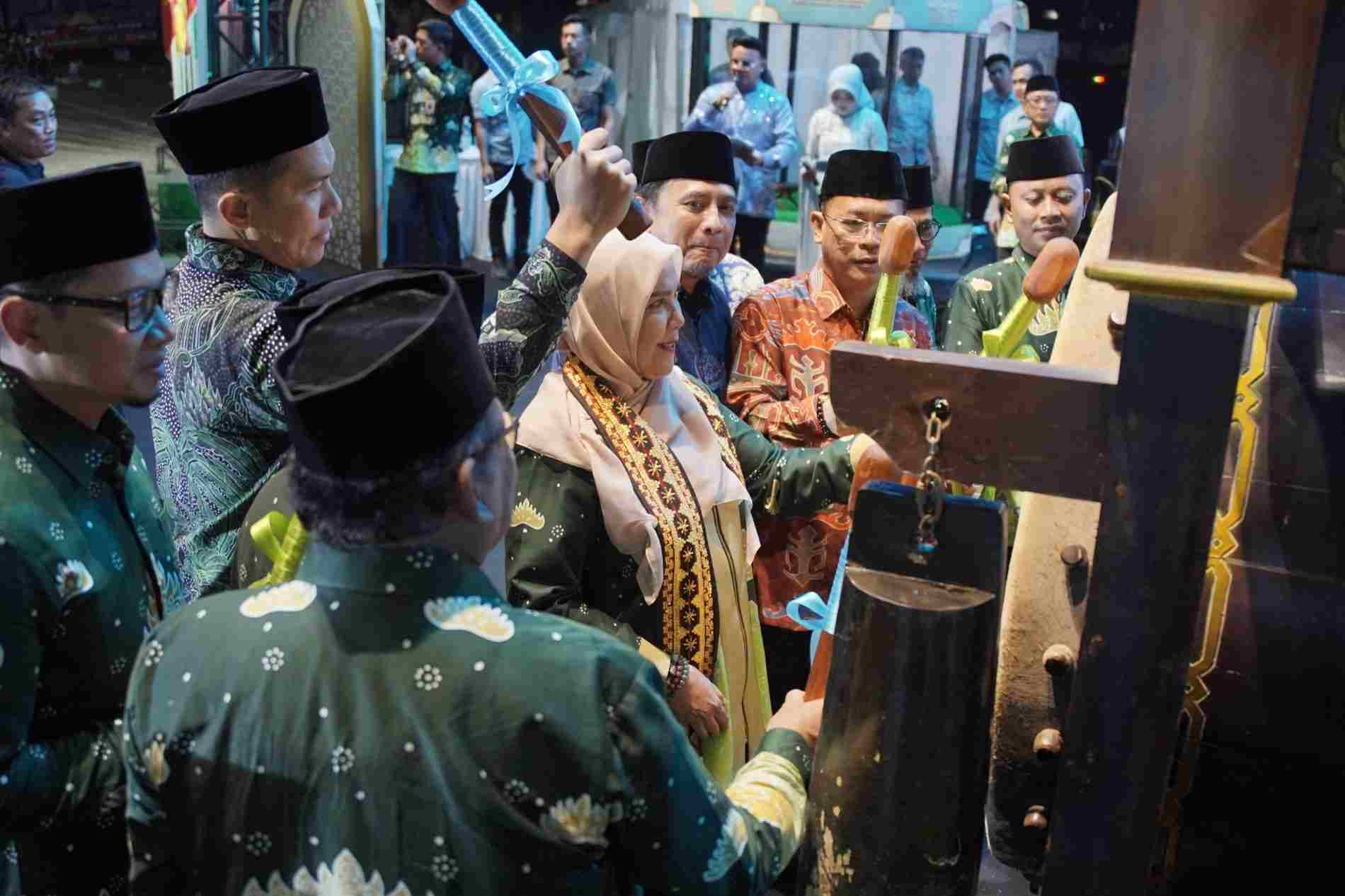 Eva Dwiana: MTQ Bukan Sekadar Lomba, Akhlak Harus Jadi Landasan Hal itu disampaikan Eva saat pembukaan MTQ ke-55 Kota Bandar Lampung, Sabtu (26/9/2026). Menurutnya, kemampuan membaca dan memahami Al-Qur’an harus diikuti dengan perilaku yang mencerminkan nilai-nilai agama dalam kehidupan sehari-hari. “Yang paling penting itu akhlak. Kita ingin anak-anak kita mempunyai akhlak yang baik, bisa saling menghormati di mana pun mereka berada,” ujar Eva. Eva mengatakan, nilai akhlak tidak cukup hanya ditunjukkan ketika peserta mengikuti MTQ. Nilai tersebut harus terlihat dalam keseharian, termasuk ketika anak belajar, berkomunikasi dengan teman maupun guru di sekolah, serta saat berinteraksi di lingkungan masyarakat. “Jadi bukan hanya saat mereka mengikuti MTQ, tetapi bagaimana nilai-nilai agama itu bisa menjadi landasan mereka dalam kehidupan sehari-hari, baik saat belajar, berkomunikasi di sekolah maupun saat bermain,” katanya. MTQ ke-55 Kota Bandar Lampung tahun ini mengangkat tema **“Dengan Semangat MTQ Kita Wujudkan Masyarakat yang Berilmu, Berakhlak dan Cinta Al-Qur’an dalam Kehidupan Sehari-hari.”** Tema tersebut, kata Eva, sejalan dengan tujuan agar kegiatan MTQ tidak berhenti pada persoalan kompetisi. Peserta diharapkan tidak hanya mengejar prestasi, tetapi juga mampu memahami dan menerapkan nilai-nilai Al-Qur’an dalam kehidupan. Meski demikian, Eva tetap berharap MTQ melahirkan peserta berprestasi yang mampu membawa nama Kota Bandar Lampung ke tingkat yang lebih tinggi. Para peserta diharapkan dapat mewakili Bandar Lampung dalam MTQ tingkat Provinsi Lampung hingga tingkat nasional. “Kita berharap anak-anak yang ikut MTQ ini bisa terus berprestasi, sehingga nantinya dapat mewakili Kota Bandar Lampung ke tingkat provinsi dan mudah-mudahan sampai ke tingkat nasional,” ungkapnya. Eva juga mengingatkan seluruh peserta untuk mengikuti perlombaan dengan semangat dan menjunjung tinggi sportivitas. Menurutnya, kemenangan dalam perlombaan bukan satu-satunya ukuran keberhasilan. Bagi Eva, keberhasilan MTQ juga tercermin dari bagaimana peserta membawa nilai-nilai Al-Qur’an ke luar arena perlombaan, terutama dalam membangun sikap saling menghormati dan berperilaku baik dalam kehidupan sehari-hari. MTQ ke-55 Kota Bandar Lampung diharapkan menjadi bagian dari upaya membentuk generasi muda yang memiliki pengetahuan agama, mencintai Al-Qur’an dan menjadikan akhlak sebagai bagian dari kehidupan mereka.
