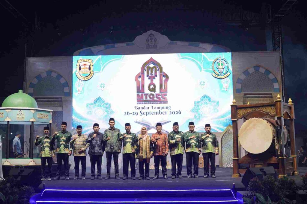 MTQ ke-55 Bandar Lampung, Eva Dwiana: Nilai Al-Qur’an Harus Tumbuh dalam Keseharian Hal tersebut disampaikan Eva saat membuka MTQ ke-55 Kota Bandar Lampung, Sabtu (26/9/2026). Menurutnya, kemampuan membaca dan memahami Al-Qur’an perlu berjalan bersama dengan penerapan nilai agama dalam kehidupan. “Jadi bukan hanya saat mereka mengikuti MTQ, tetapi bagaimana nilai-nilai agama itu bisa menjadi landasan mereka dalam kehidupan sehari-hari, baik saat belajar, berkomunikasi di sekolah maupun saat bermain,” ujar Eva. Eva mengatakan, penerapan nilai Al-Qur’an dapat dimulai dari lingkungan terdekat anak. Cara menghormati guru, berkomunikasi dengan teman, hingga menjaga sikap ketika bermain menjadi bagian dari pembentukan karakter yang perlu diperhatikan. Menurutnya, MTQ seharusnya tidak berhenti pada kemampuan peserta dalam mengikuti cabang perlombaan. Nilai yang diperoleh selama mengikuti kegiatan juga diharapkan terbawa ke lingkungan sekolah, keluarga dan masyarakat. “Yang paling penting itu akhlak. Kita ingin anak-anak kita mempunyai akhlak yang baik, bisa saling menghormati di mana pun mereka berada,” katanya. MTQ ke-55 Kota Bandar Lampung tahun ini mengangkat tema **“Dengan Semangat MTQ Kita Wujudkan Masyarakat yang Berilmu, Berakhlak dan Cinta Al-Qur’an dalam Kehidupan Sehari-hari.”** Tema tersebut sejalan dengan harapan agar kecintaan terhadap Al-Qur’an tidak hanya terlihat saat kegiatan MTQ berlangsung, tetapi juga tercermin melalui perilaku peserta dalam keseharian. Eva berharap kegiatan tersebut dapat mendorong semakin banyak generasi muda untuk mencintai dan memahami Al-Qur’an sekaligus menerapkan nilai-nilainya dalam kehidupan. Selain pembentukan karakter, Eva juga berharap MTQ ke-55 dapat melahirkan peserta berprestasi yang mampu membawa nama Kota Bandar Lampung ke tingkat yang lebih tinggi. Peserta terbaik diharapkan dapat mewakili Bandar Lampung dalam MTQ tingkat Provinsi Lampung hingga tingkat nasional. Eva juga meminta seluruh peserta mengikuti perlombaan dengan semangat dan menjunjung tinggi sportivitas. Dengan demikian, MTQ diharapkan tidak hanya melahirkan juara, tetapi juga generasi muda yang mampu menerapkan nilai Al-Qur’an dalam kehidupan sehari-hari.