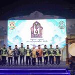 MTQ ke-55 Bandar Lampung, Eva Dwiana: Nilai Al-Qur’an Harus Tumbuh dalam Keseharian Hal tersebut disampaikan Eva saat membuka MTQ ke-55 Kota Bandar Lampung, Sabtu (26/9/2026). Menurutnya, kemampuan membaca dan memahami Al-Qur’an perlu berjalan bersama dengan penerapan nilai agama dalam kehidupan. “Jadi bukan hanya saat mereka mengikuti MTQ, tetapi bagaimana nilai-nilai agama itu bisa menjadi landasan mereka dalam kehidupan sehari-hari, baik saat belajar, berkomunikasi di sekolah maupun saat bermain,” ujar Eva. Eva mengatakan, penerapan nilai Al-Qur’an dapat dimulai dari lingkungan terdekat anak. Cara menghormati guru, berkomunikasi dengan teman, hingga menjaga sikap ketika bermain menjadi bagian dari pembentukan karakter yang perlu diperhatikan. Menurutnya, MTQ seharusnya tidak berhenti pada kemampuan peserta dalam mengikuti cabang perlombaan. Nilai yang diperoleh selama mengikuti kegiatan juga diharapkan terbawa ke lingkungan sekolah, keluarga dan masyarakat. “Yang paling penting itu akhlak. Kita ingin anak-anak kita mempunyai akhlak yang baik, bisa saling menghormati di mana pun mereka berada,” katanya. MTQ ke-55 Kota Bandar Lampung tahun ini mengangkat tema **“Dengan Semangat MTQ Kita Wujudkan Masyarakat yang Berilmu, Berakhlak dan Cinta Al-Qur’an dalam Kehidupan Sehari-hari.”** Tema tersebut sejalan dengan harapan agar kecintaan terhadap Al-Qur’an tidak hanya terlihat saat kegiatan MTQ berlangsung, tetapi juga tercermin melalui perilaku peserta dalam keseharian. Eva berharap kegiatan tersebut dapat mendorong semakin banyak generasi muda untuk mencintai dan memahami Al-Qur’an sekaligus menerapkan nilai-nilainya dalam kehidupan. Selain pembentukan karakter, Eva juga berharap MTQ ke-55 dapat melahirkan peserta berprestasi yang mampu membawa nama Kota Bandar Lampung ke tingkat yang lebih tinggi. Peserta terbaik diharapkan dapat mewakili Bandar Lampung dalam MTQ tingkat Provinsi Lampung hingga tingkat nasional. Eva juga meminta seluruh peserta mengikuti perlombaan dengan semangat dan menjunjung tinggi sportivitas. Dengan demikian, MTQ diharapkan tidak hanya melahirkan juara, tetapi juga generasi muda yang mampu menerapkan nilai Al-Qur’an dalam kehidupan sehari-hari.