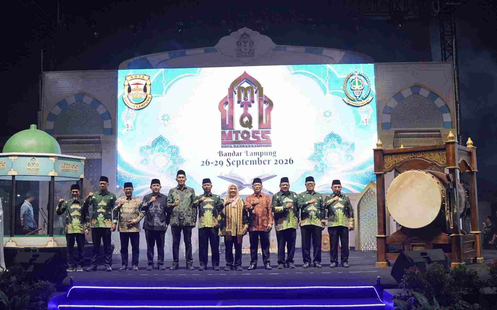 MTQ ke-55 Bandar Lampung, Eva Dwiana: Nilai Al-Qur’an Harus Tumbuh dalam Keseharian Hal tersebut disampaikan Eva saat membuka MTQ ke-55 Kota Bandar Lampung, Sabtu (26/9/2026). Menurutnya, kemampuan membaca dan memahami Al-Qur’an perlu berjalan bersama dengan penerapan nilai agama dalam kehidupan. “Jadi bukan hanya saat mereka mengikuti MTQ, tetapi bagaimana nilai-nilai agama itu bisa menjadi landasan mereka dalam kehidupan sehari-hari, baik saat belajar, berkomunikasi di sekolah maupun saat bermain,” ujar Eva. Eva mengatakan, penerapan nilai Al-Qur’an dapat dimulai dari lingkungan terdekat anak. Cara menghormati guru, berkomunikasi dengan teman, hingga menjaga sikap ketika bermain menjadi bagian dari pembentukan karakter yang perlu diperhatikan. Menurutnya, MTQ seharusnya tidak berhenti pada kemampuan peserta dalam mengikuti cabang perlombaan. Nilai yang diperoleh selama mengikuti kegiatan juga diharapkan terbawa ke lingkungan sekolah, keluarga dan masyarakat. “Yang paling penting itu akhlak. Kita ingin anak-anak kita mempunyai akhlak yang baik, bisa saling menghormati di mana pun mereka berada,” katanya. MTQ ke-55 Kota Bandar Lampung tahun ini mengangkat tema **“Dengan Semangat MTQ Kita Wujudkan Masyarakat yang Berilmu, Berakhlak dan Cinta Al-Qur’an dalam Kehidupan Sehari-hari.”** Tema tersebut sejalan dengan harapan agar kecintaan terhadap Al-Qur’an tidak hanya terlihat saat kegiatan MTQ berlangsung, tetapi juga tercermin melalui perilaku peserta dalam keseharian. Eva berharap kegiatan tersebut dapat mendorong semakin banyak generasi muda untuk mencintai dan memahami Al-Qur’an sekaligus menerapkan nilai-nilainya dalam kehidupan. Selain pembentukan karakter, Eva juga berharap MTQ ke-55 dapat melahirkan peserta berprestasi yang mampu membawa nama Kota Bandar Lampung ke tingkat yang lebih tinggi. Peserta terbaik diharapkan dapat mewakili Bandar Lampung dalam MTQ tingkat Provinsi Lampung hingga tingkat nasional. Eva juga meminta seluruh peserta mengikuti perlombaan dengan semangat dan menjunjung tinggi sportivitas. Dengan demikian, MTQ diharapkan tidak hanya melahirkan juara, tetapi juga generasi muda yang mampu menerapkan nilai Al-Qur’an dalam kehidupan sehari-hari.