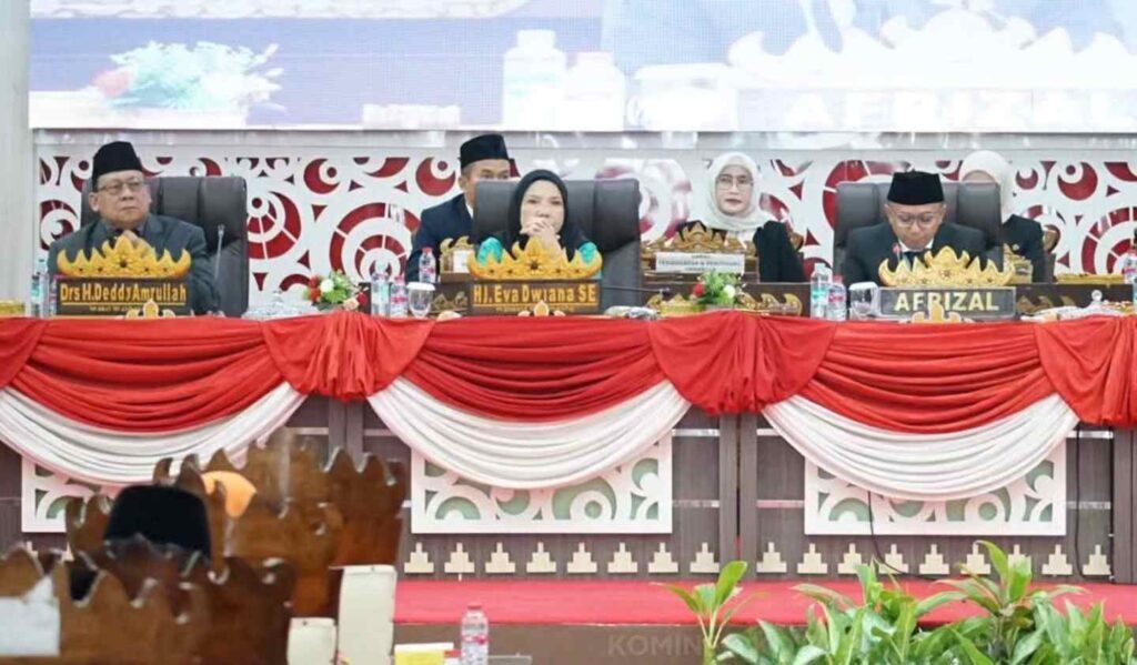 Eva Dwiana Hadiri Paripurna Istimewa DPRD Bandar Lampung, Dukung Penuh Program Pemerintah Pusat Rapat paripurna tersebut diikuti jajaran Forum Koordinasi Pimpinan Daerah (Forkopimda) Kota Bandar Lampung, pimpinan dan anggota DPRD, jajaran Pemerintah Kota Bandar Lampung, serta sejumlah undangan lainnya. Dalam kegiatan tersebut, Eva Dwiana bersama jajaran Forkopimda mengikuti penyampaian pidato kenegaraan Presiden sebagai bagian dari rangkaian peringatan HUT ke-81 Kemerdekaan RI. Pidato kenegaraan menjadi momentum untuk melihat kembali perjalanan pembangunan nasional sekaligus memperkuat komitmen pemerintah dan seluruh unsur daerah dalam mendukung kemajuan serta kesejahteraan masyarakat. Eva Dwiana mengatakan Pemerintah Kota Bandar Lampung akan terus mendukung berbagai program pemerintah pusat. Dukungan tersebut dilakukan melalui penguatan kolaborasi dengan DPRD, Forkopimda, dan seluruh unsur terkait di daerah. Menurutnya, sinergi antarlembaga diperlukan agar berbagai program pembangunan dapat berjalan secara berkelanjutan dan memberikan manfaat bagi masyarakat. Rapat Paripurna Istimewa DPRD Kota Bandar Lampung tersebut berlangsung dalam suasana khidmat. Kehadiran unsur pemerintahan dan Forkopimda menjadi bagian dari komitmen bersama dalam memperingati HUT ke-81 Kemerdekaan RI sekaligus mendukung pembangunan daerah sebagai bagian dari pembangunan nasional.