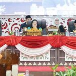 Eva Dwiana Hadiri Paripurna Istimewa DPRD Bandar Lampung, Dukung Penuh Program Pemerintah Pusat Rapat paripurna tersebut diikuti jajaran Forum Koordinasi Pimpinan Daerah (Forkopimda) Kota Bandar Lampung, pimpinan dan anggota DPRD, jajaran Pemerintah Kota Bandar Lampung, serta sejumlah undangan lainnya. Dalam kegiatan tersebut, Eva Dwiana bersama jajaran Forkopimda mengikuti penyampaian pidato kenegaraan Presiden sebagai bagian dari rangkaian peringatan HUT ke-81 Kemerdekaan RI. Pidato kenegaraan menjadi momentum untuk melihat kembali perjalanan pembangunan nasional sekaligus memperkuat komitmen pemerintah dan seluruh unsur daerah dalam mendukung kemajuan serta kesejahteraan masyarakat. Eva Dwiana mengatakan Pemerintah Kota Bandar Lampung akan terus mendukung berbagai program pemerintah pusat. Dukungan tersebut dilakukan melalui penguatan kolaborasi dengan DPRD, Forkopimda, dan seluruh unsur terkait di daerah. Menurutnya, sinergi antarlembaga diperlukan agar berbagai program pembangunan dapat berjalan secara berkelanjutan dan memberikan manfaat bagi masyarakat. Rapat Paripurna Istimewa DPRD Kota Bandar Lampung tersebut berlangsung dalam suasana khidmat. Kehadiran unsur pemerintahan dan Forkopimda menjadi bagian dari komitmen bersama dalam memperingati HUT ke-81 Kemerdekaan RI sekaligus mendukung pembangunan daerah sebagai bagian dari pembangunan nasional.