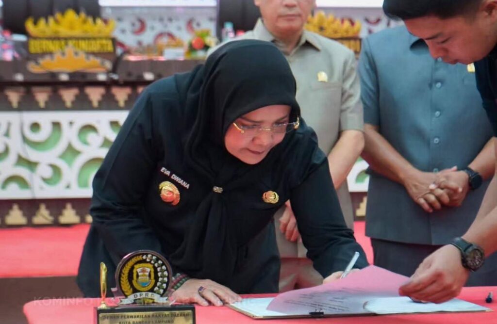 Wali Kota Eva Dwiana Hadiri Rapat Paripurna DPRD Bandar Lampung, Bahas Raperda Penyertaan Modal Bank Lampung