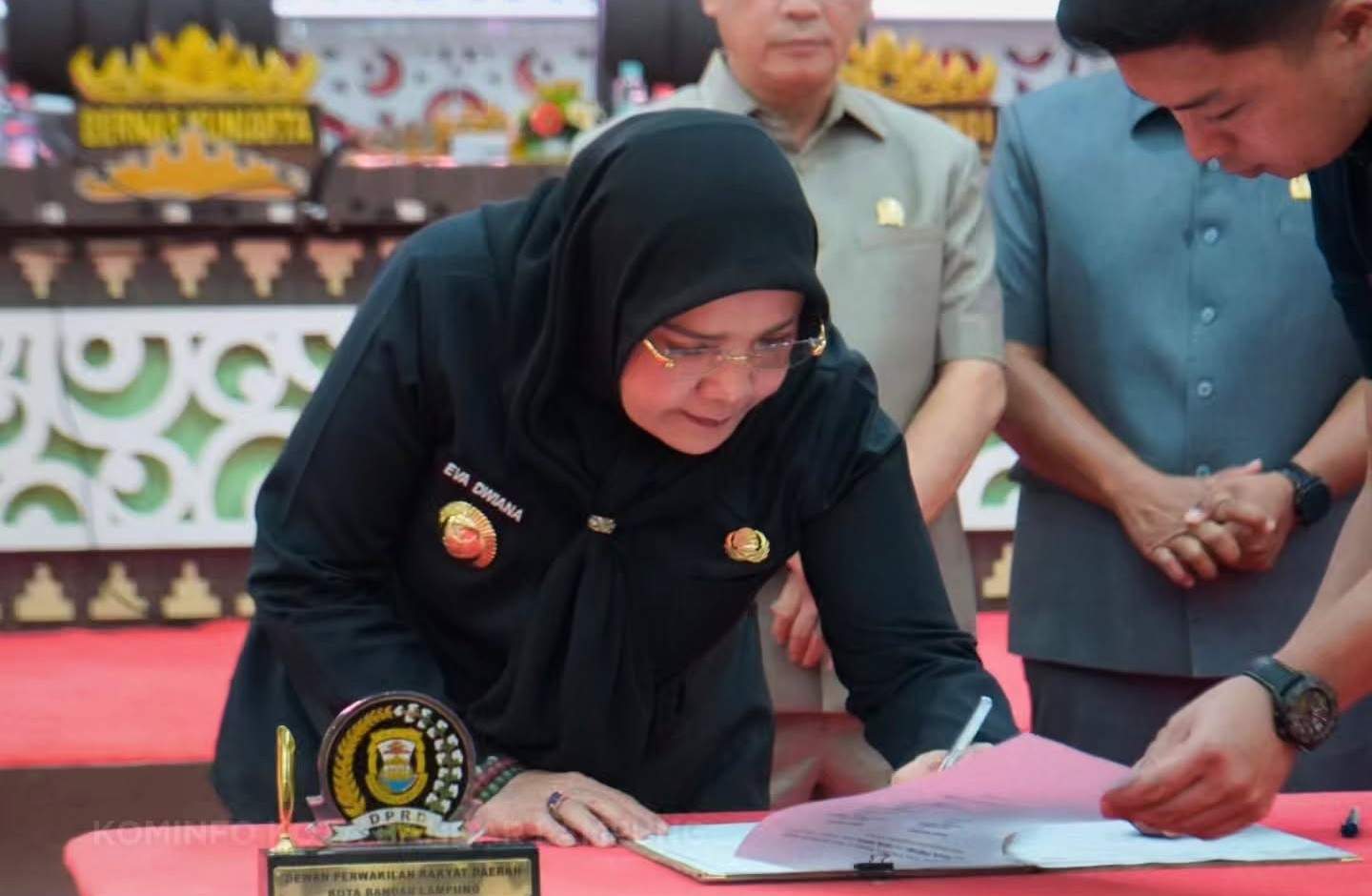 Wali Kota Eva Dwiana Hadiri Rapat Paripurna DPRD Bandar Lampung, Bahas Raperda Penyertaan Modal Bank Lampung