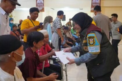 Bantuan Beras dan Santunan Disabilitas Diserahkan Wali Kota di Kemah Satlinmas Bandar Lampung