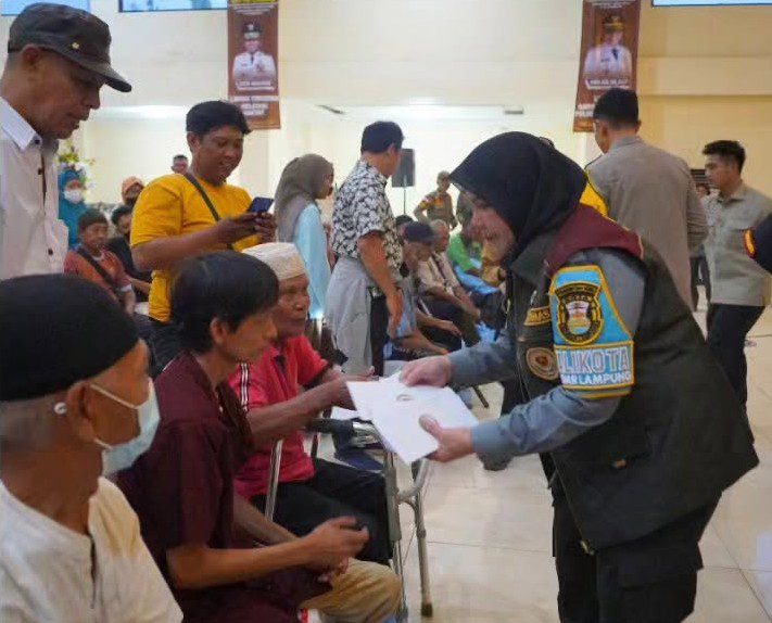 Bantuan Beras dan Santunan Disabilitas Diserahkan Wali Kota di Kemah Satlinmas Bandar Lampung