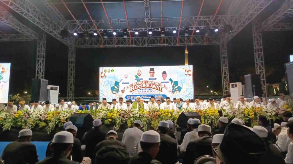Gubernur Mirza Tekankan Kerukunan dan Persatuan dalam Bandar Lampung Bersholawat
