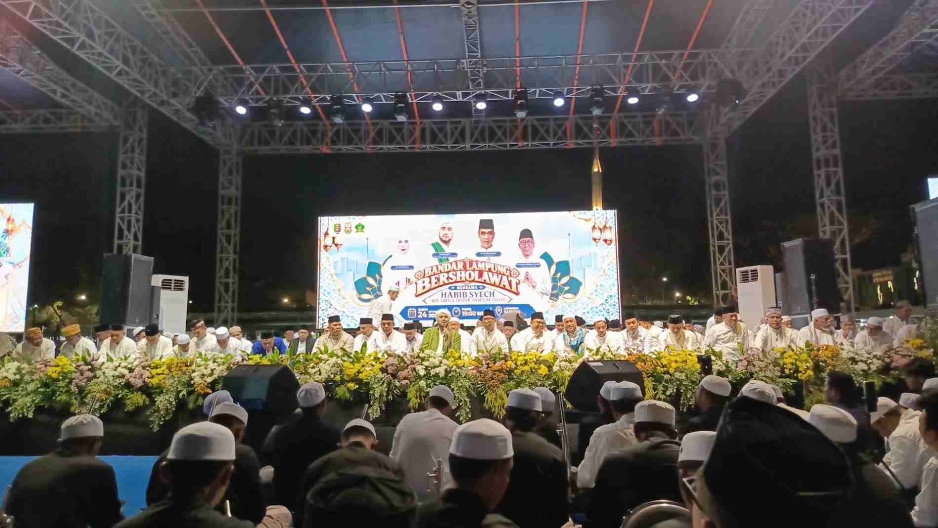 Gubernur Mirza Tekankan Kerukunan dan Persatuan dalam Bandar Lampung Bersholawat