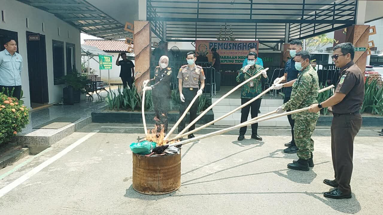 Kejari Lamteng Musnahkan Barang Bukti, Tegaskan Komitmen Penegakan Hukum